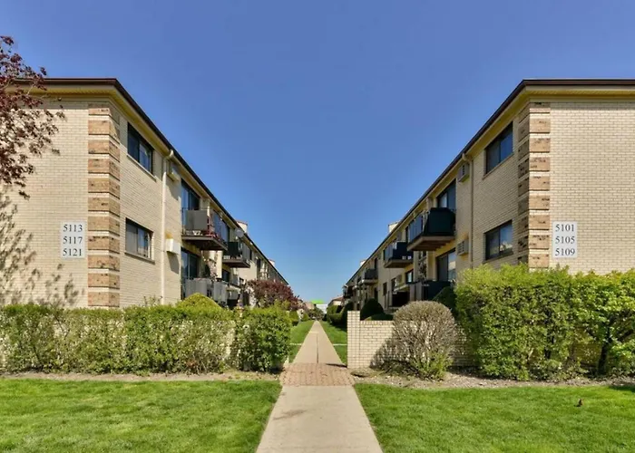 Apartment Mins From O'hare • Safe Location • Private Parking *