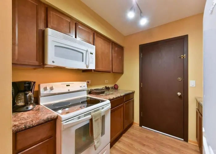 Mins From O'hare • Safe Location • Private Parking *