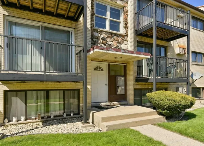 Mins From O'hare • Safe Location • Private Parking *